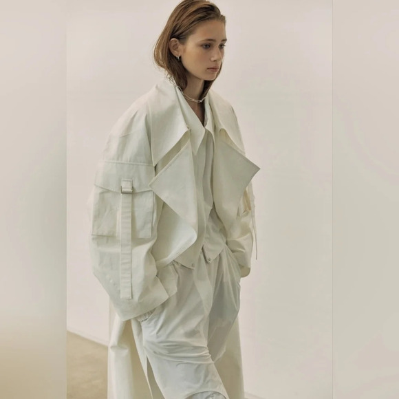 Low Classic 20SS SLEEVE POCKET TRENCH COAT -  WHITE - Picture 4 of 16